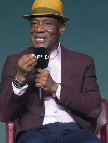 Joseph Antoine Bell au micro, après l’élimination du Cameroun en quarts de finale.