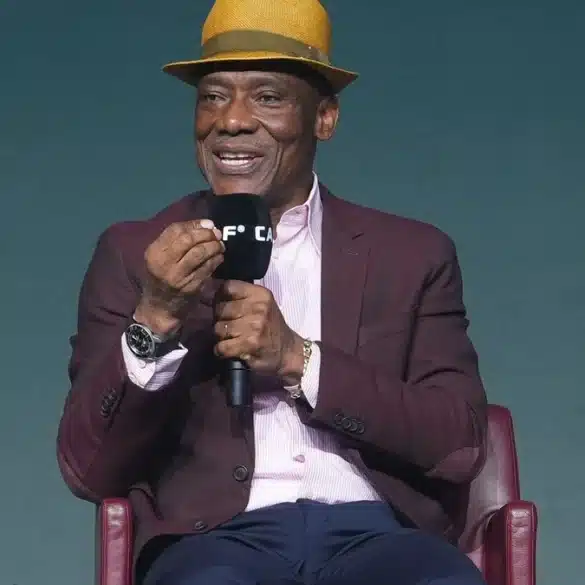 Joseph Antoine Bell au micro, après l’élimination du Cameroun en quarts de finale.