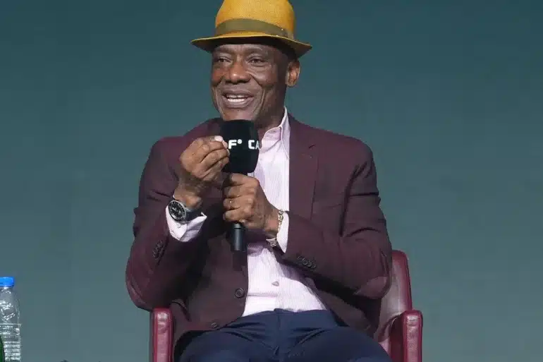 Joseph Antoine Bell au micro, après l’élimination du Cameroun en quarts de finale.