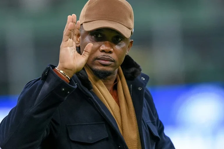 Samuel Eto’o s’adresse au vestiaire des Lions Indomptables après l’élimination.