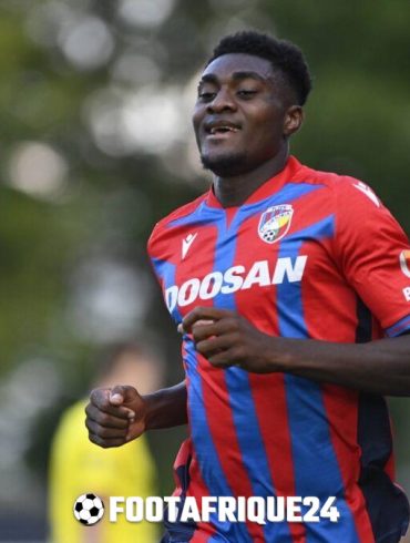 Rafiu Durosinmi présenté par Pisa après sa signature en provenance du Viktoria Plzeň.