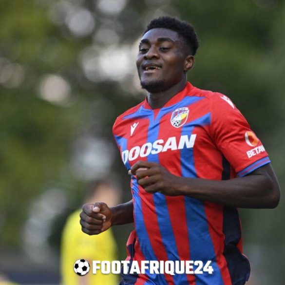 Rafiu Durosinmi présenté par Pisa après sa signature en provenance du Viktoria Plzeň.