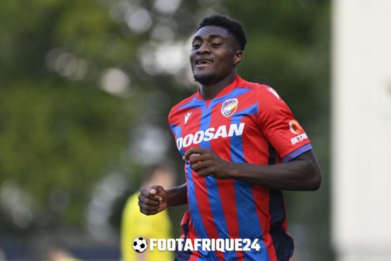Rafiu Durosinmi présenté par Pisa après sa signature en provenance du Viktoria Plzeň.