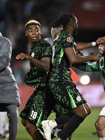 La CAF a confirmé une amende de 100 000 dollars pour l’Algérie et des suspensions après les incidents du match contre le Nigeria.