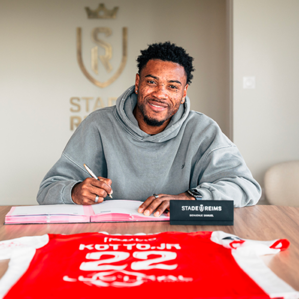 Samuel Kotto pose après la signature de son prêt au Stade de Reims.