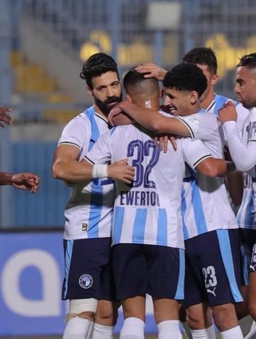 Pascal Phiri pose avec le maillot de Pyramids FC après la signature de son contrat.