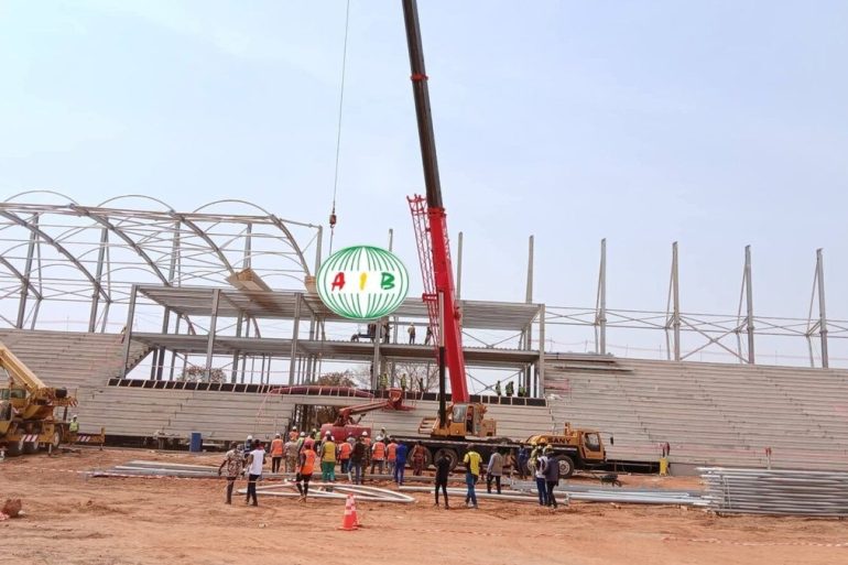 Le stade de Léguéma à Bobo Dioulasso est annoncé à 75 % d’exécution, pour une livraison visée fin avril 2026.