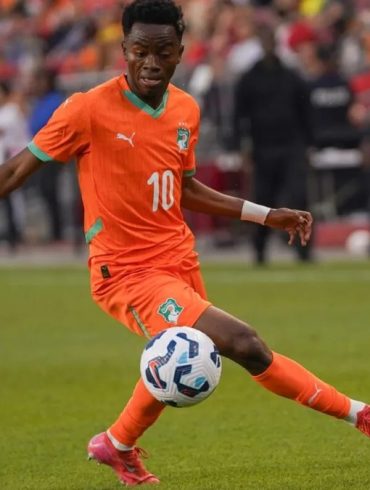 Simon Adingra avec la Côte d’Ivoire lors d’un match international.