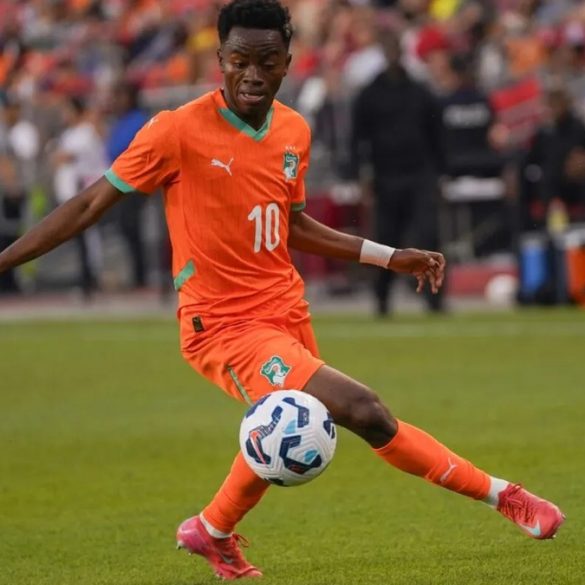 Simon Adingra avec la Côte d’Ivoire lors d’un match international.