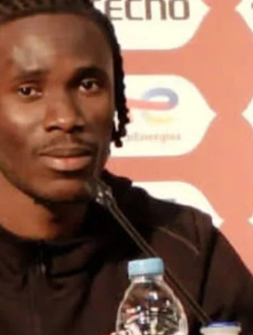 Odilon Kossounou en conférence de presse, sourire prudent mais message clair sur son état physique.