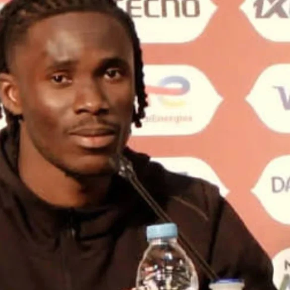 Odilon Kossounou en conférence de presse, sourire prudent mais message clair sur son état physique.