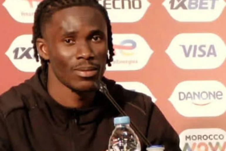 Odilon Kossounou en conférence de presse, sourire prudent mais message clair sur son état physique.