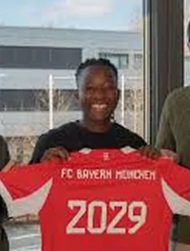 Bernadette Amani avec le maillot du Bayern Munich après sa signature, annoncée jusqu’en 2029.