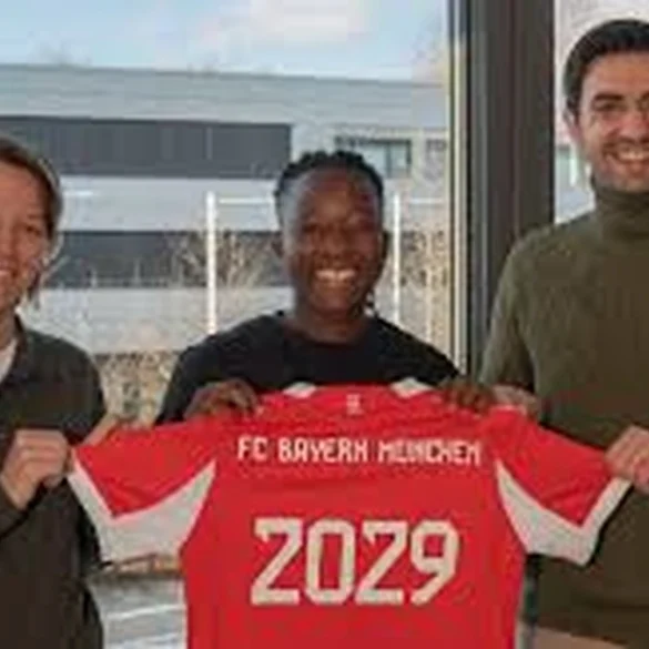 Bernadette Amani avec le maillot du Bayern Munich après sa signature, annoncée jusqu’en 2029.