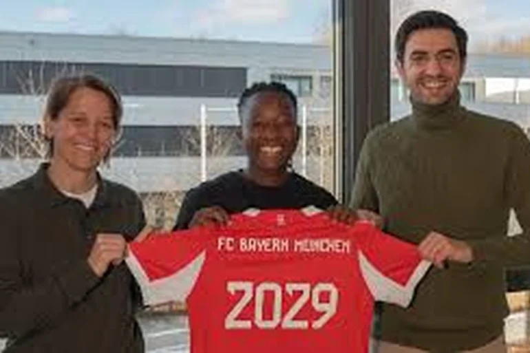 Bernadette Amani avec le maillot du Bayern Munich après sa signature, annoncée jusqu’en 2029.