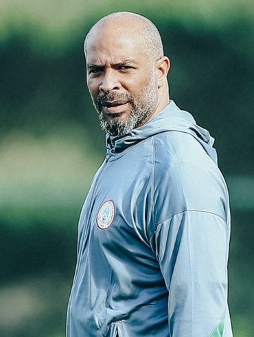 Éric Chelle en conférence, évoquant la fatigue de son groupe avant Maroc Nigeria à la CAN 2025.