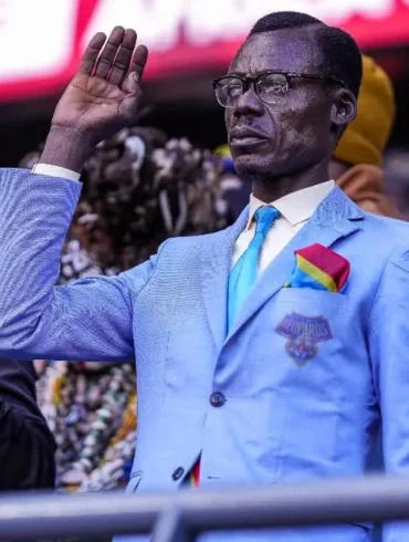 Didier Budimbu remet une Jeep à Michel Kuka, surnommé Lumumba Vea, en signe de reconnaissance.