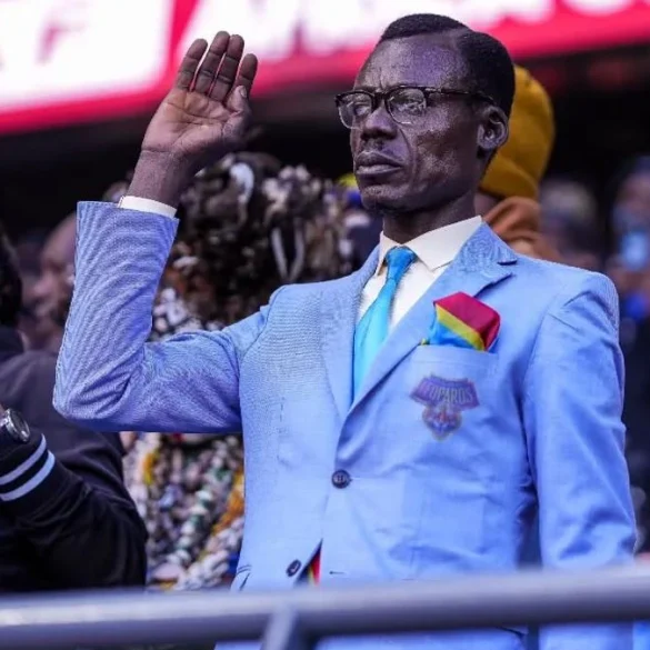 Didier Budimbu remet une Jeep à Michel Kuka, surnommé Lumumba Vea, en signe de reconnaissance.