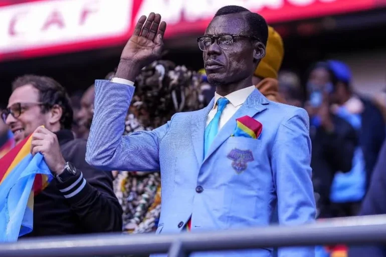Didier Budimbu remet une Jeep à Michel Kuka, surnommé Lumumba Vea, en signe de reconnaissance.