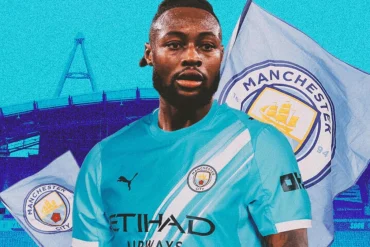 Antoine Semenyo pose après sa signature à Manchester City.