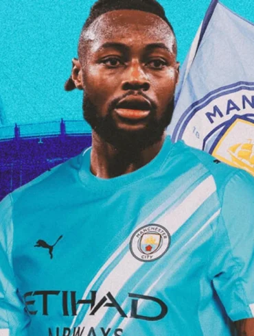 Antoine Semenyo pose après sa signature à Manchester City.