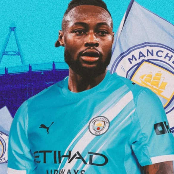 Antoine Semenyo pose après sa signature à Manchester City.