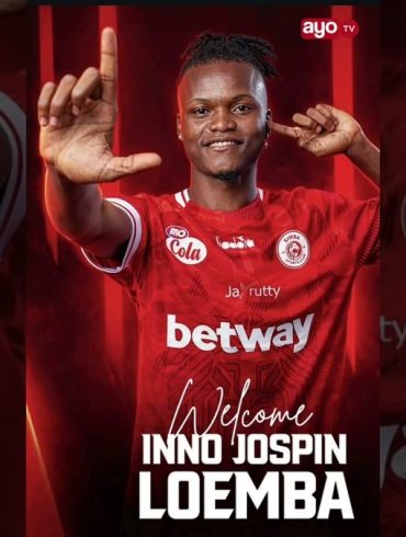 Inno Jospin Loemba lors de son officialisation avec Simba SC.