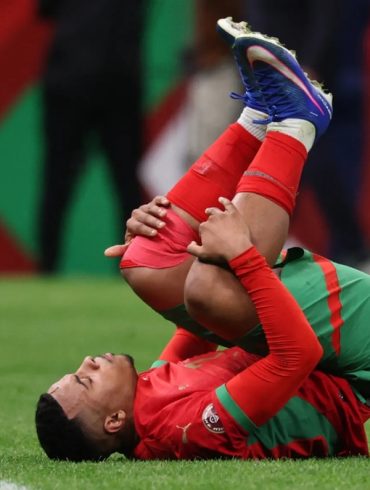 Hamza Igamane sous le maillot du Maroc, inquiet après une blessure au genou en finale de la CAN 2025.