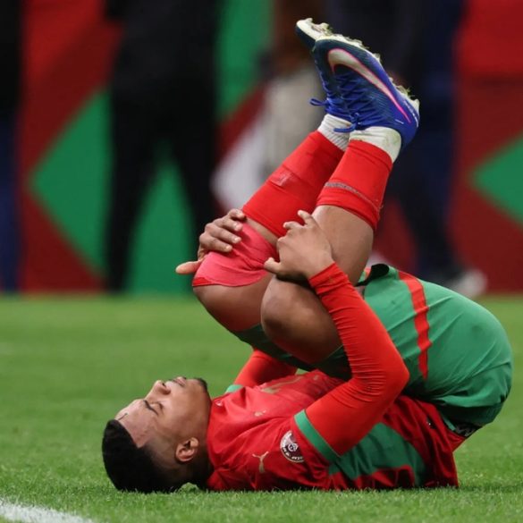 Hamza Igamane sous le maillot du Maroc, inquiet après une blessure au genou en finale de la CAN 2025.