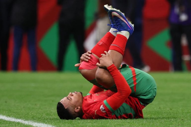 Hamza Igamane sous le maillot du Maroc, inquiet après une blessure au genou en finale de la CAN 2025.
