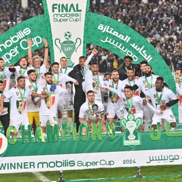 Les joueurs du MC Alger célèbrent leur victoire en Supercoupe d’Algérie face à l’USM Alger