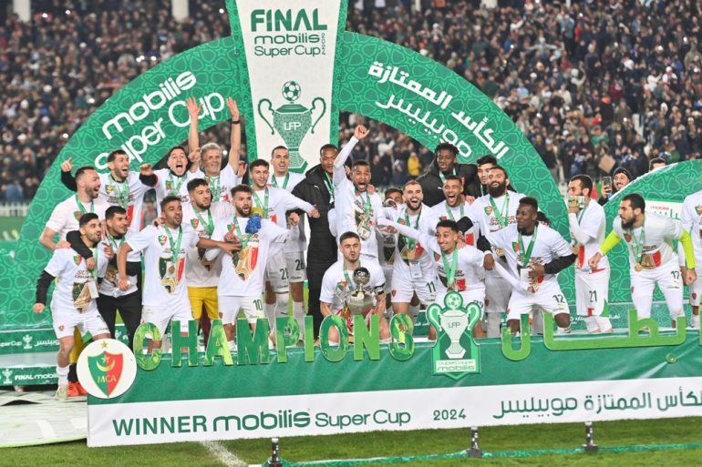 Les joueurs du MC Alger célèbrent leur victoire en Supercoupe d’Algérie face à l’USM Alger