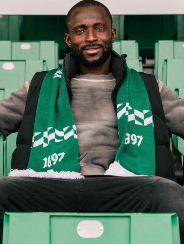 Ousmane Doumbia pose avec l’écharpe de son nouveau club après sa signature à Yverdon Sport.
