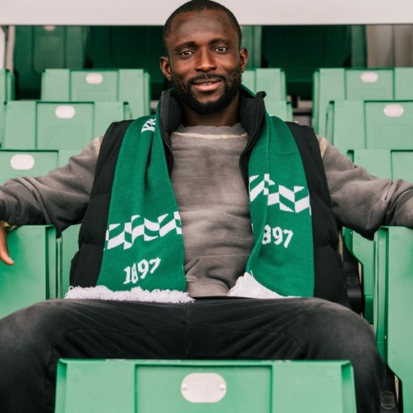 Ousmane Doumbia pose avec l’écharpe de son nouveau club après sa signature à Yverdon Sport.