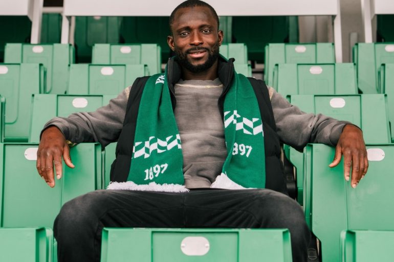 Ousmane Doumbia pose avec l’écharpe de son nouveau club après sa signature à Yverdon Sport.