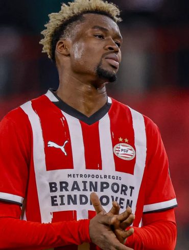 Adamo Nagalo sous le maillot du PSV Eindhoven, ciblé par Konyaspor pour un prêt.