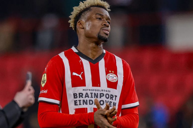 Adamo Nagalo sous le maillot du PSV Eindhoven, ciblé par Konyaspor pour un prêt.