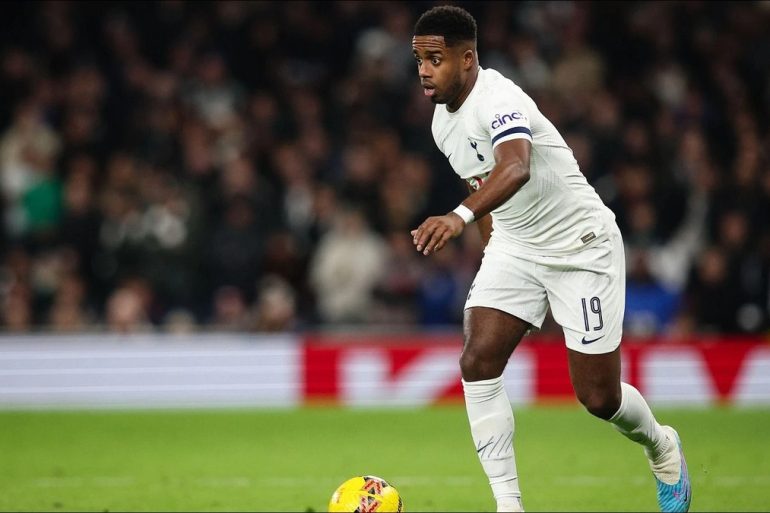 Ryan Sessegnon avec Fulham, au centre d’une possible future option pour la Côte d’Ivoire.
