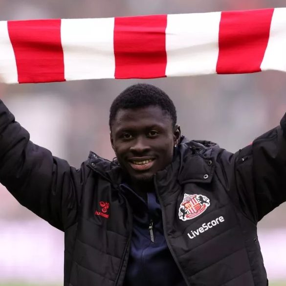 Jocelin Ta Bi pose avec le maillot de Sunderland après sa signature