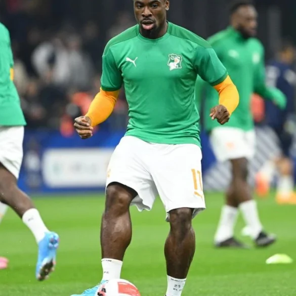 Serge Aurier sous le maillot de la Côte d’Ivoire, déterminé à rester prêt malgré l’absence de club.