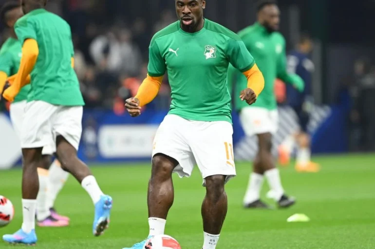 Serge Aurier sous le maillot de la Côte d’Ivoire, déterminé à rester prêt malgré l’absence de club.