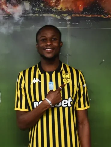 Christian Kouamé posé avec le maillot d’Aris après l’annonce de sa signature.