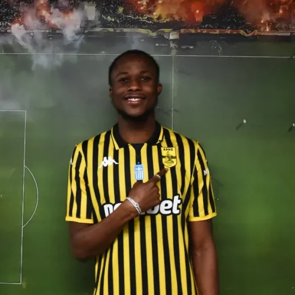 Christian Kouamé posé avec le maillot d’Aris après l’annonce de sa signature.