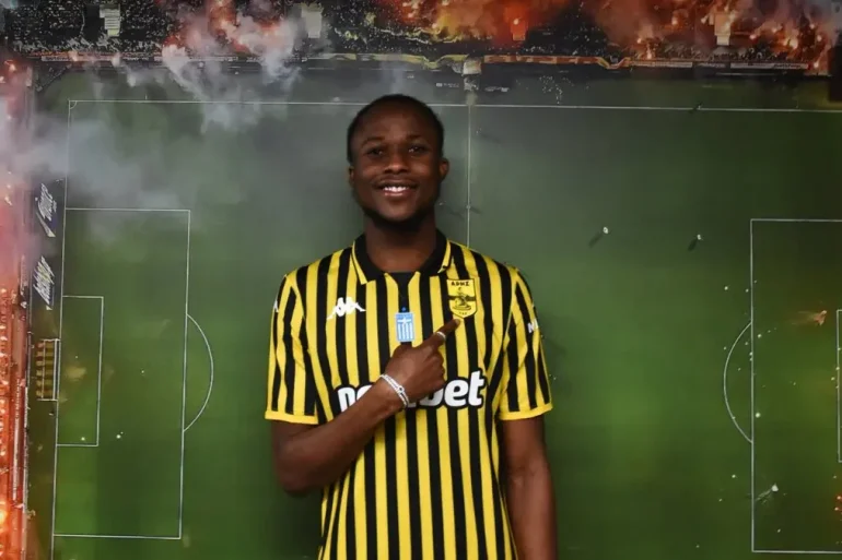 Christian Kouamé posé avec le maillot d’Aris après l’annonce de sa signature.