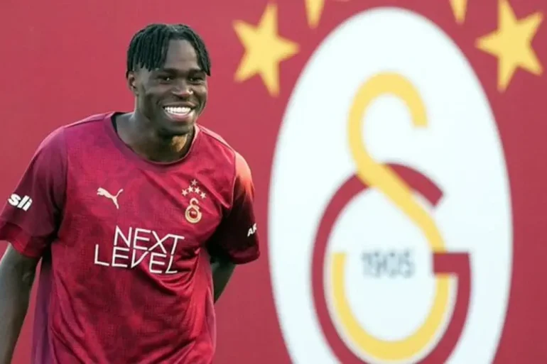 Wilfried Singo effectue son retour sur les terrains avec Galatasaray après 74 jours d’absence.