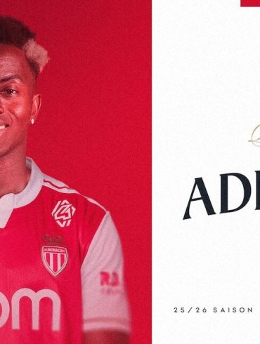 Simon Adingra pose avec le maillot de l’AS Monaco après l’annonce officielle de son arrivée.