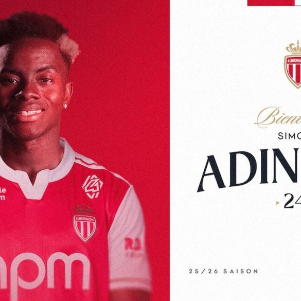 Simon Adingra pose avec le maillot de l’AS Monaco après l’annonce officielle de son arrivée.