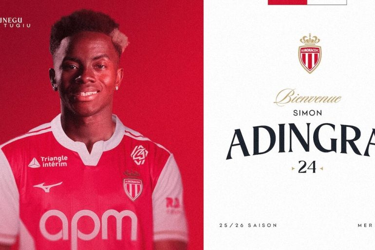 Simon Adingra pose avec le maillot de l’AS Monaco après l’annonce officielle de son arrivée.