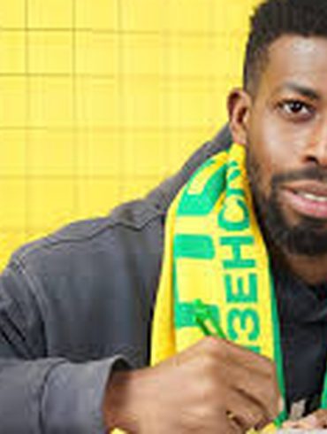 Jimoh Sherif Olatunde pose avec ses nouvelles couleurs après sa signature.