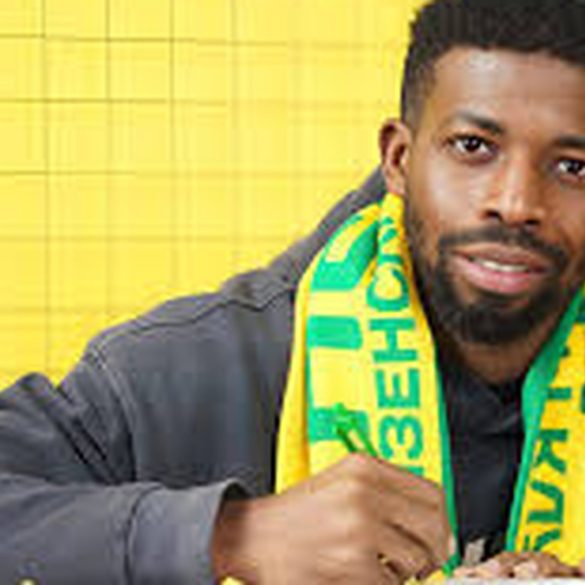 Jimoh Sherif Olatunde pose avec ses nouvelles couleurs après sa signature.